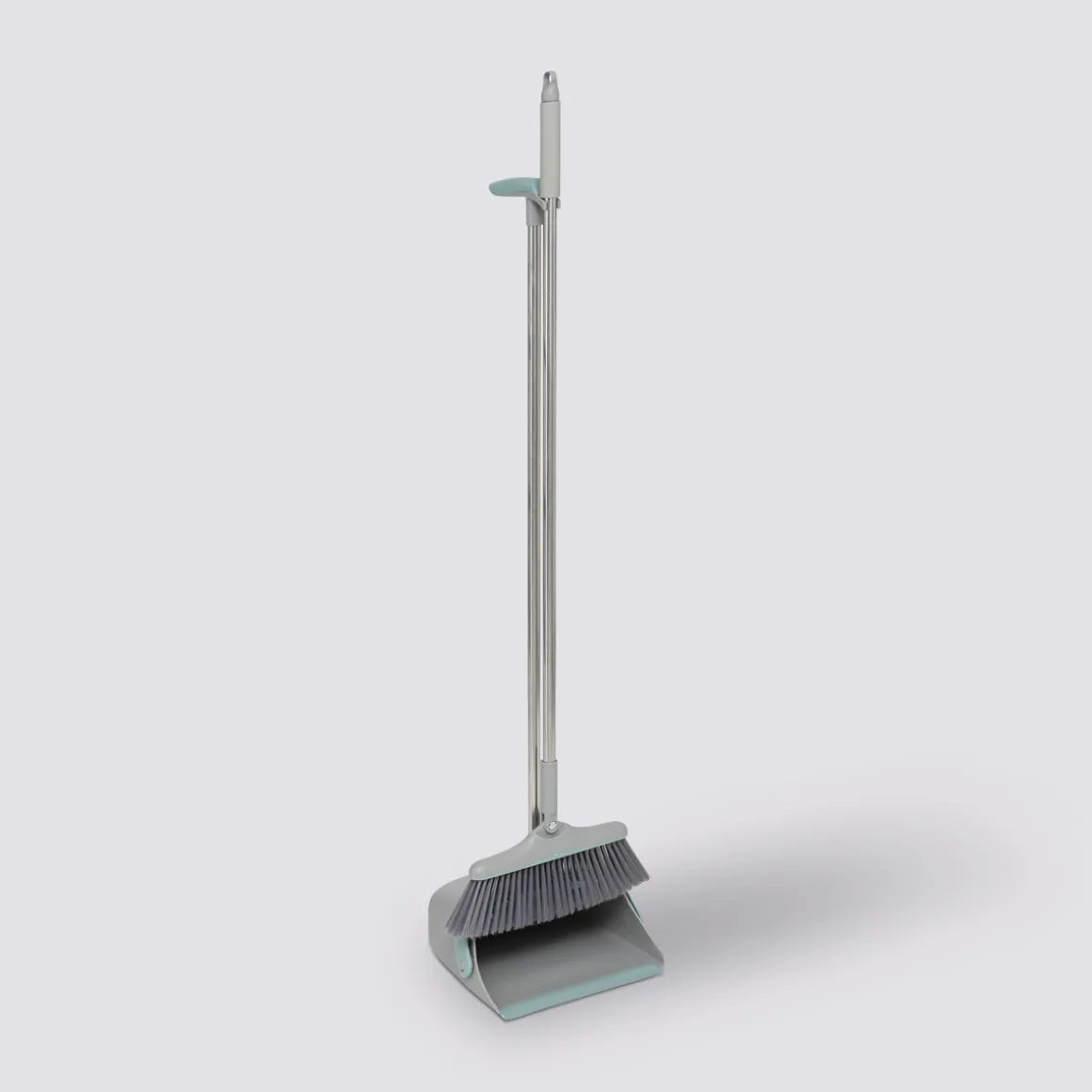 Balai et pelle pivotant, Gris et bleu