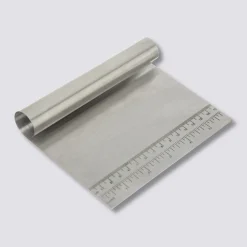 Coupe-pâte avec graduations, inox