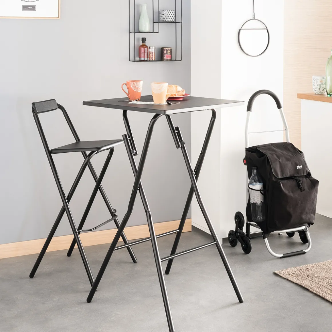 Table de bar et 2 chaises pliantes